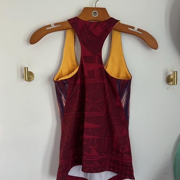 Brand new work out top never worn - Picture 2 of 3